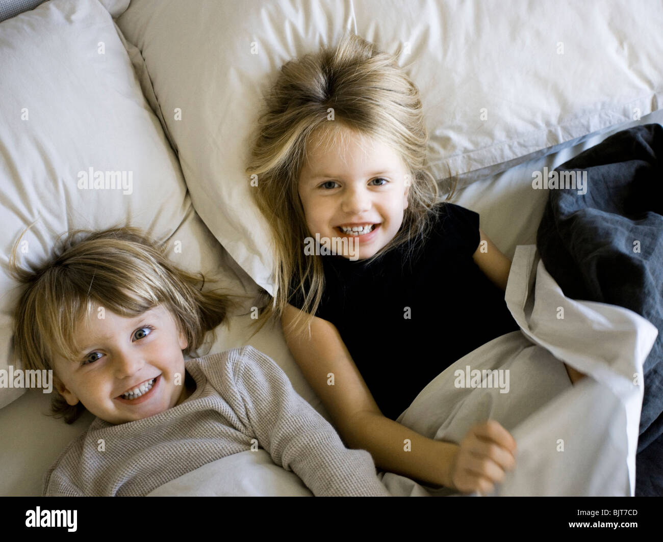 Stati Uniti d'America, Utah, Provo, Ritratto di fratello e sorella (2-5) giacente nel letto Foto Stock