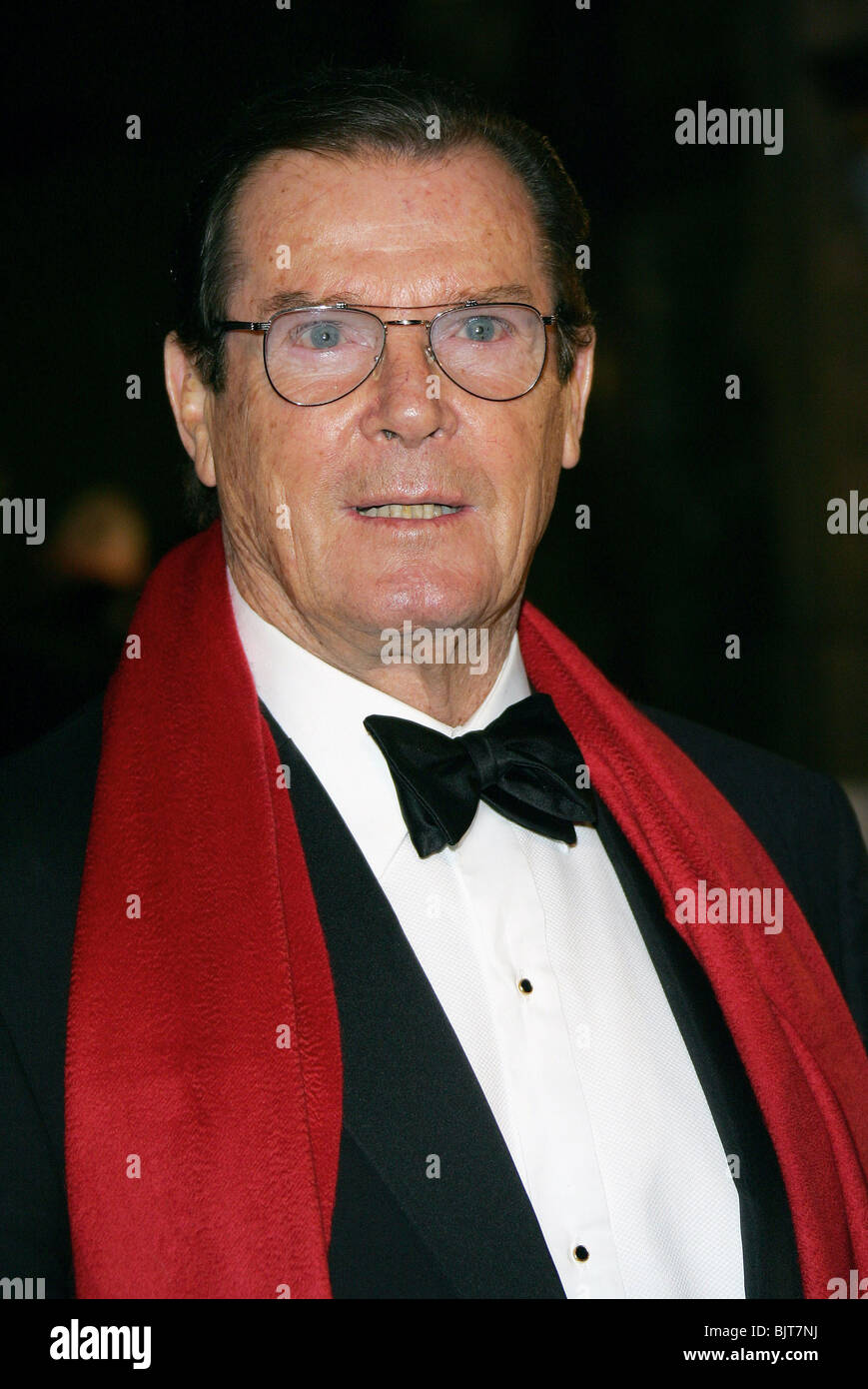 ROGER MOORE LE CRONACHE DI NARNIA FILM PREMIER ROYAL ALBERT HALL Londra Inghilterra 07 Dicembre 2005 Foto Stock