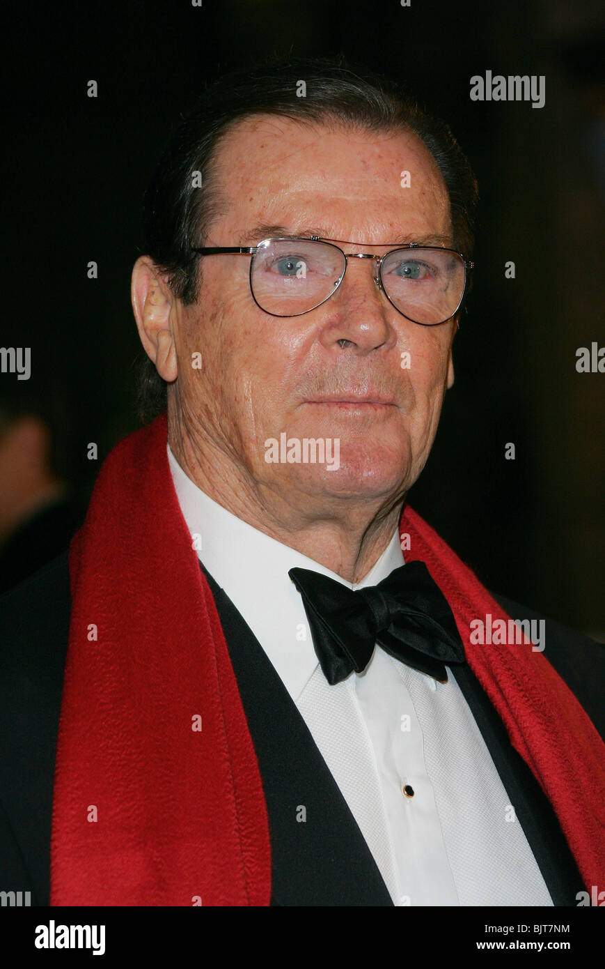 ROGER MOORE LE CRONACHE DI NARNIA FILM PREMIER ROYAL ALBERT HALL Londra Inghilterra 07 Dicembre 2005 Foto Stock