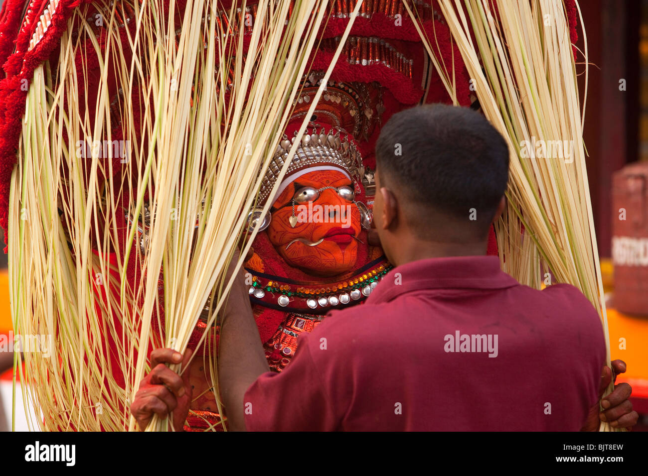 India Kerala, Cannanore (Kannur), Theyyam, divinità serpente Naga Kanni essendo preparato Foto Stock