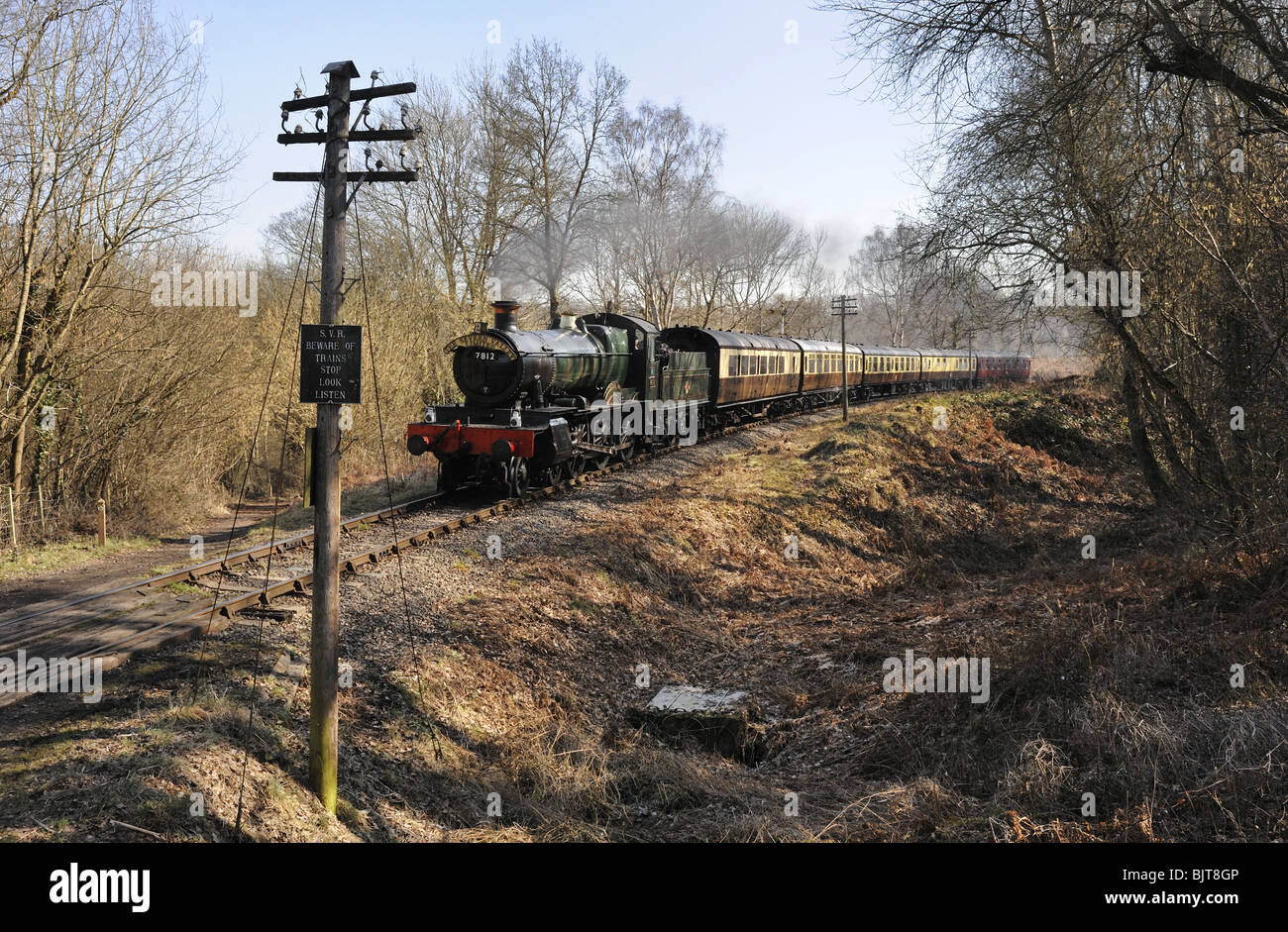 Great Western locomotiva a vapore Erlestoke Manor 7812 e treno vicino Hampton Loade, Shropshire. Foto Stock