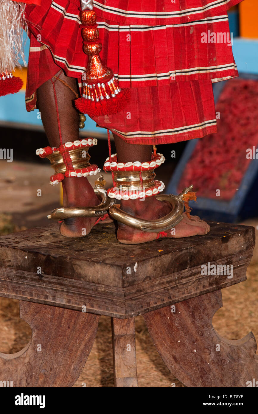 India Kerala, Cannanore (Kannur), Theyyam, decorate le gambe delle divinità serpente Naga Kanni permanente sulla sgabello sacro Foto Stock