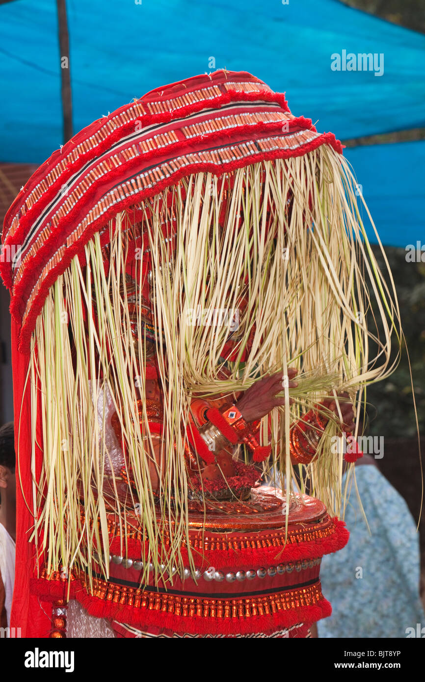 India Kerala, Cannanore (Kannur), Theyyam, divinità serpente Naga Kanni coperti con palm frond copricapo Foto Stock