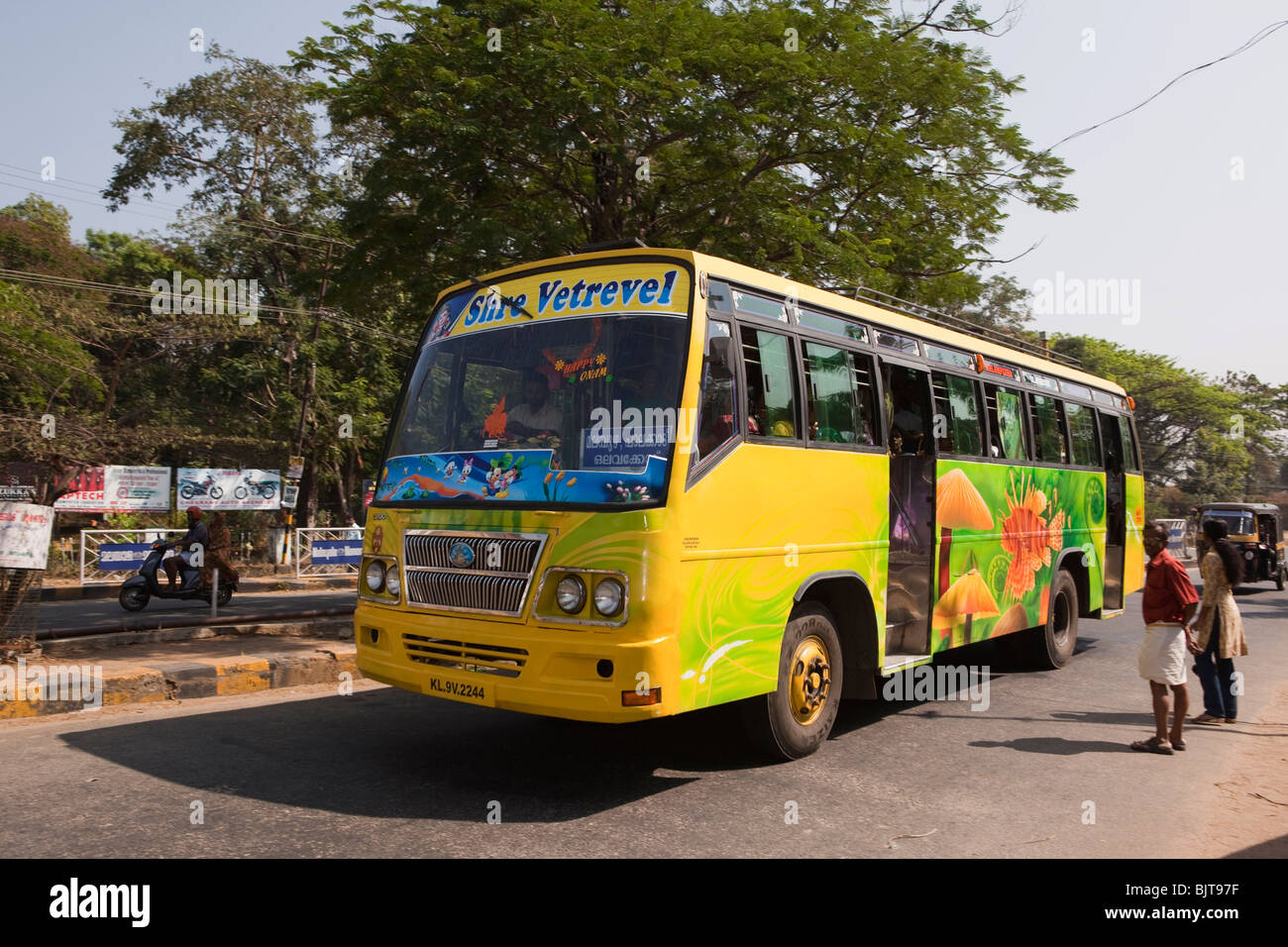 India Kerala, Palakkad, trasporti su strada decorato in maniera colorata privatamente bus azionato Foto Stock