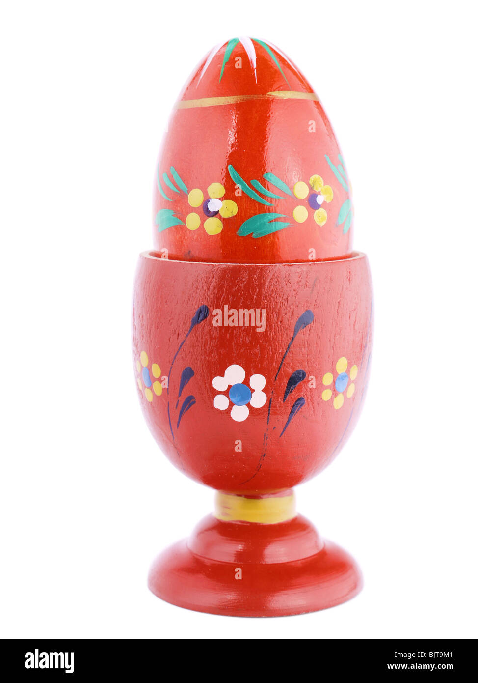 Uovo di Pasqua in una tazza di colpo su sfondo bianco Foto Stock
