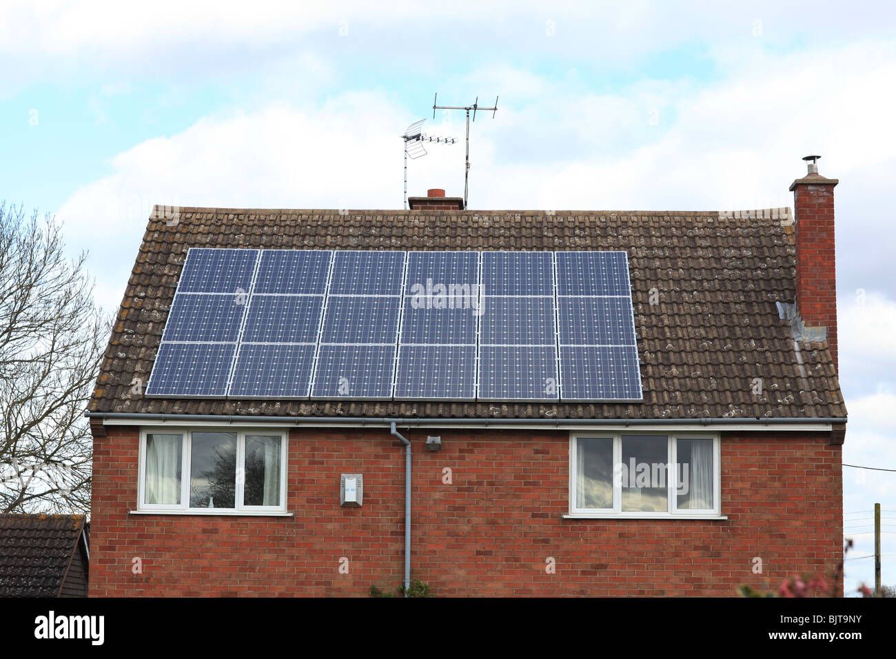 Pannelli solari su una casa nel Regno Unito, i mangimi in tariffa (FIT) regime Foto Stock