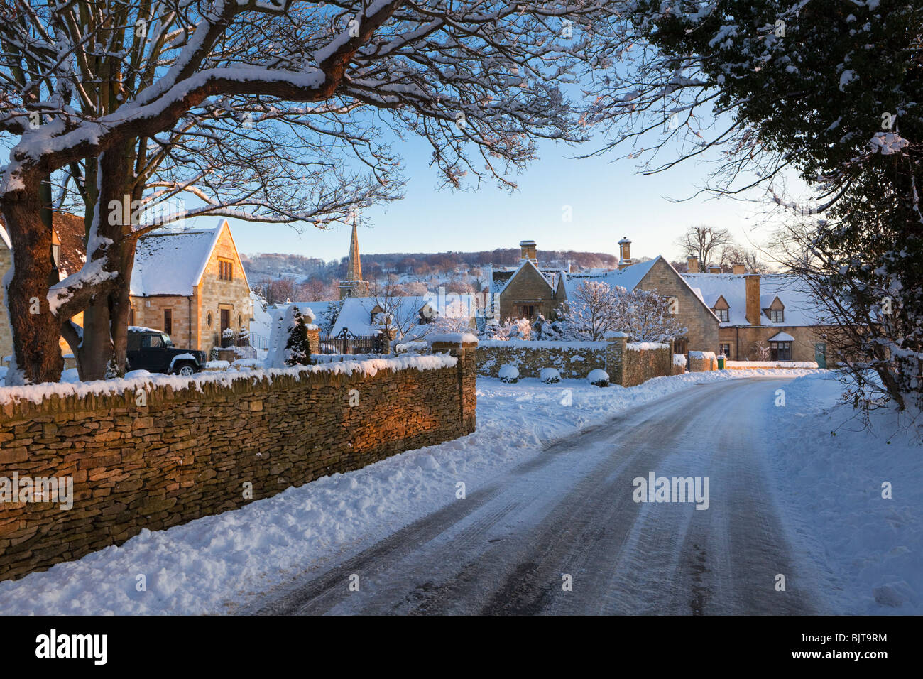 Crepuscolo che cade sulla neve d'inverno nel villaggio Cotswold di Stanton, Gloucestershire Regno Unito Foto Stock