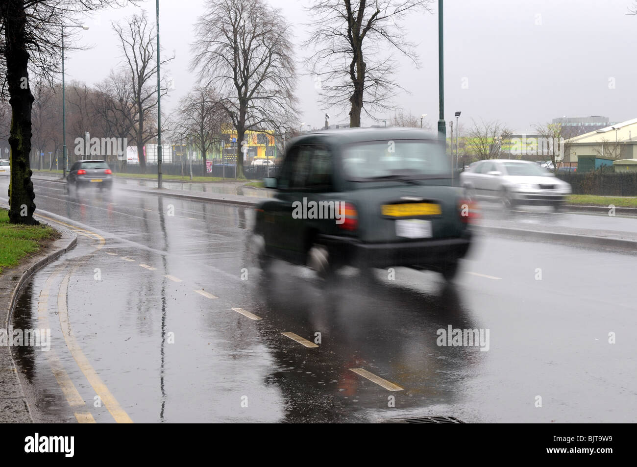 Taxi guida su strada bagnata superficie. Foto Stock