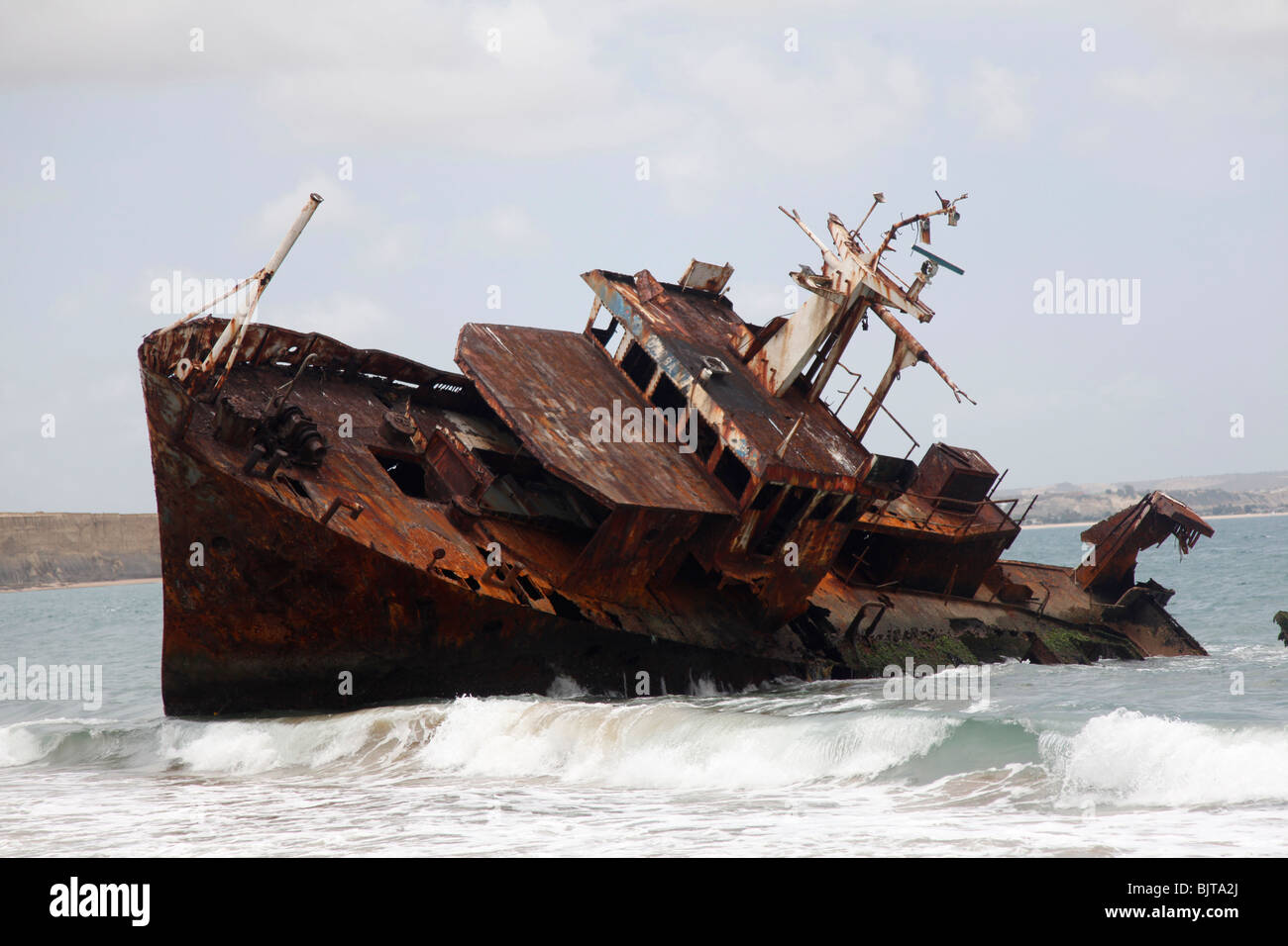 Un naufragio lungo la costa atlantica. Porto Amboim, Kwanza Sul Provincia, Angola. L'Africa. Foto Stock