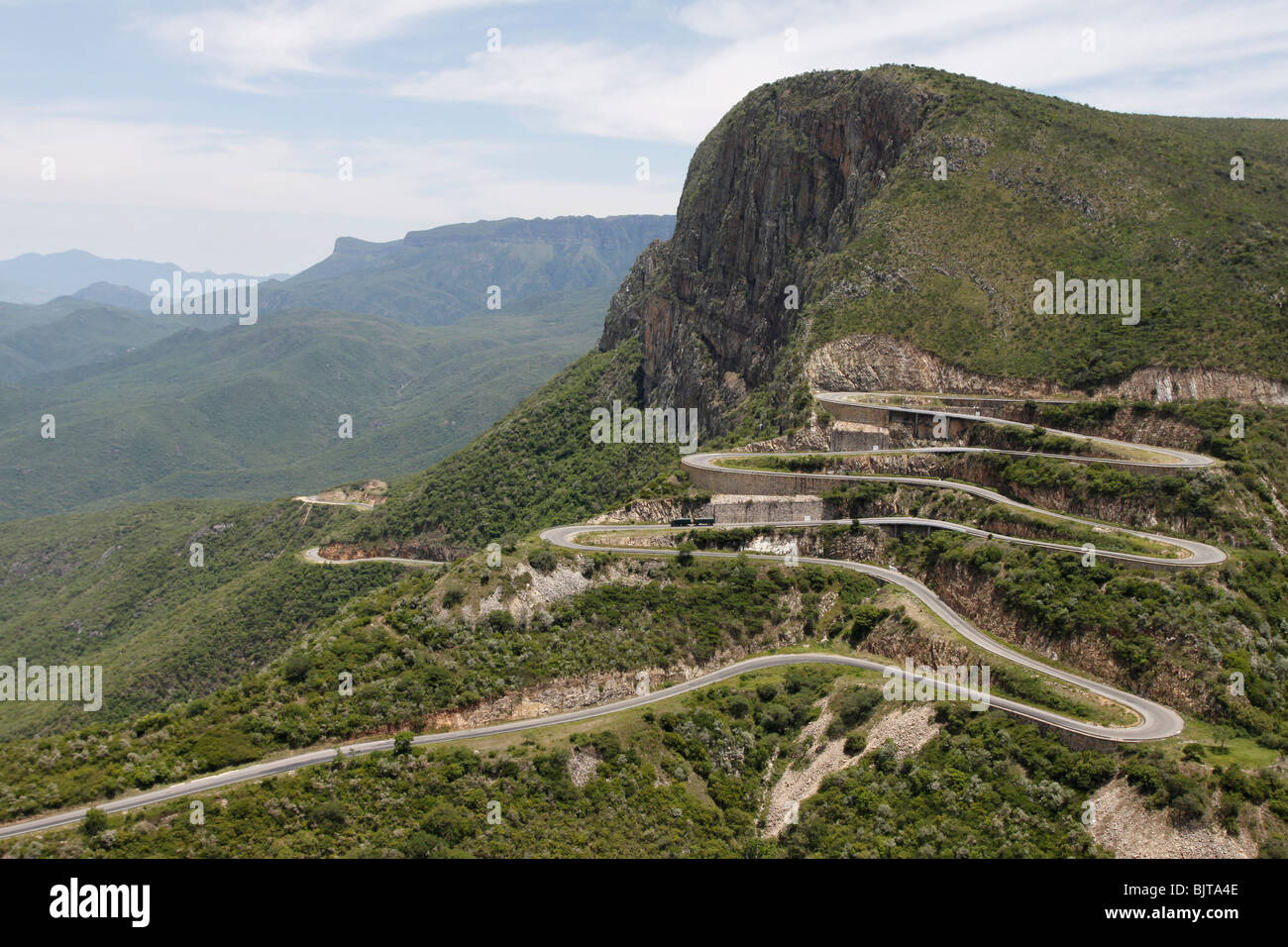 La Serra da Leba pass. Una tortuosa strada che conduce verso il basso la Chela scarpata verso la provincia di Namibe. Provincia di Huila, Angola. Africa Foto Stock