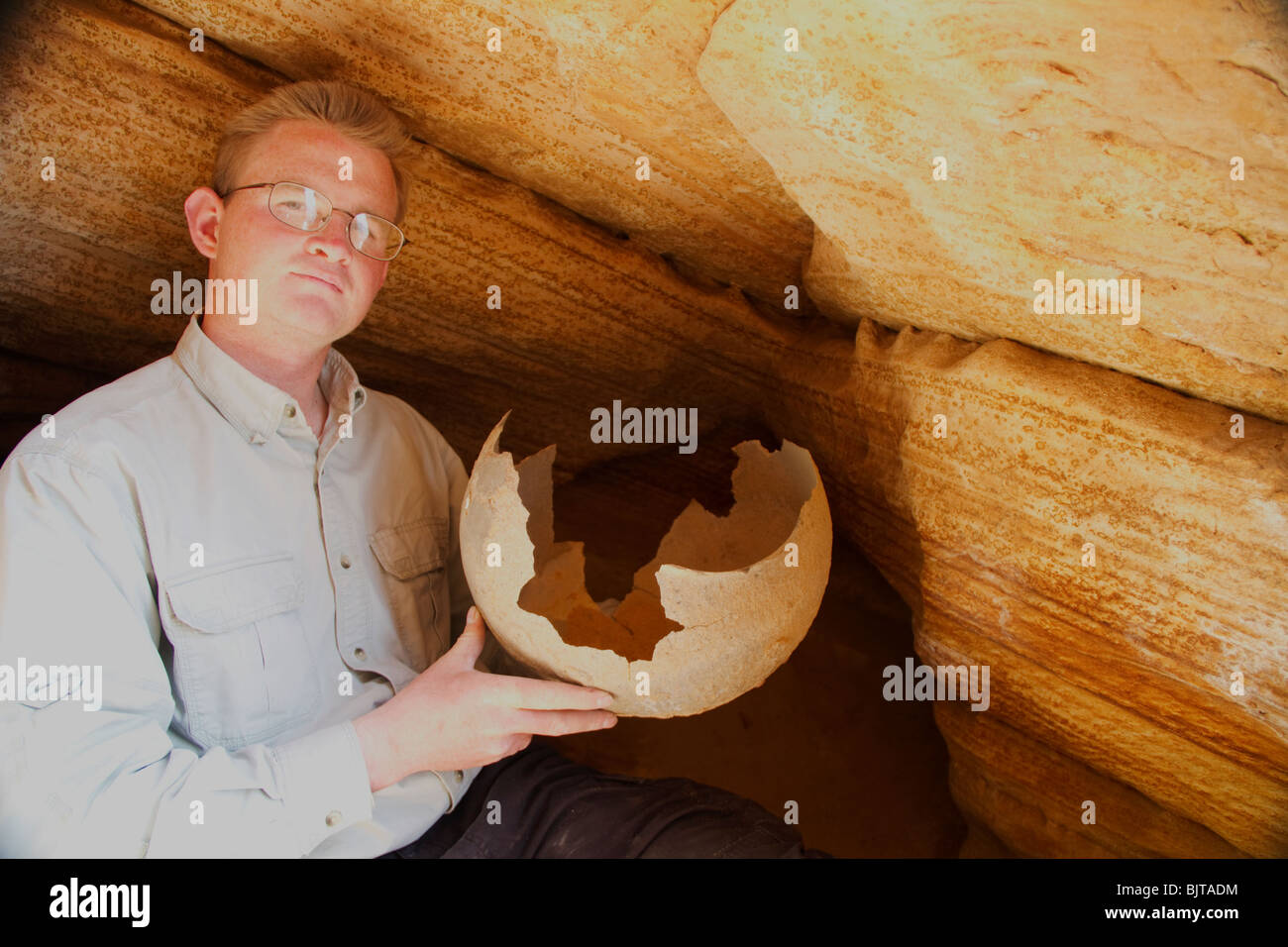 Rottura grande vaso in ceramica Foto Stock