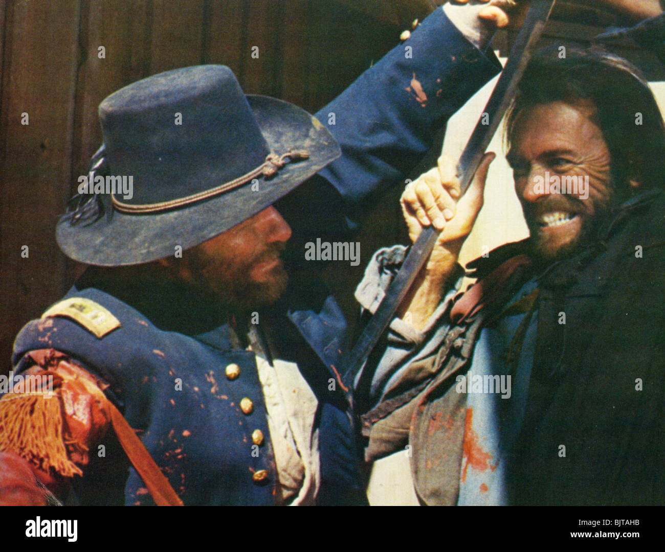 L'Outlaw Josey Wales - 1976 Warner/Malpaso film con Clint Eastwood a destra Foto Stock
