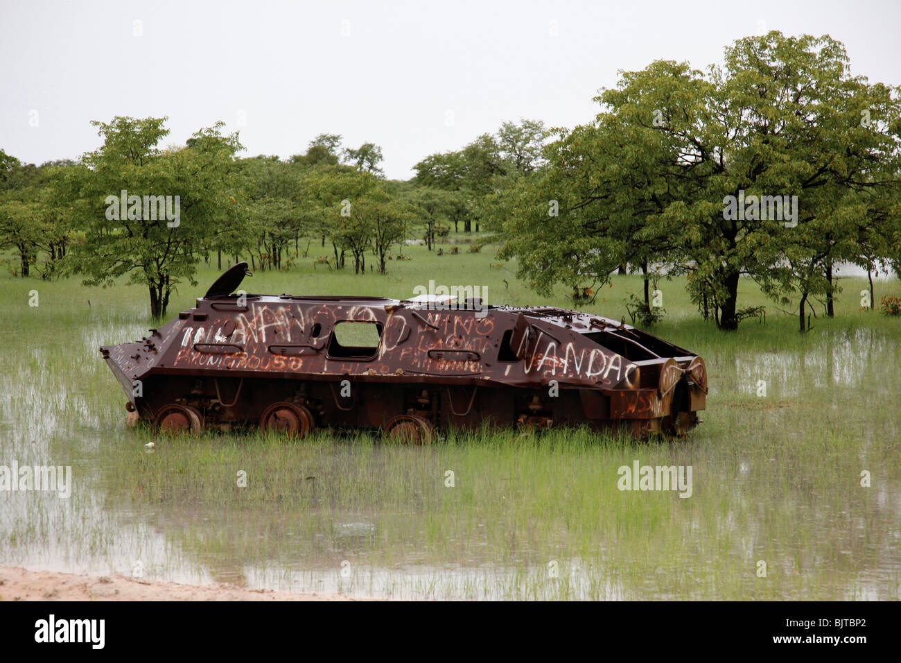 Serbatoi dell esercito linea le strade da Ondjiva a Lubango. La Provincia del Cunene, Angola. L'Africa. © Zute Lightfoot www.lightfootphoto.com Foto Stock