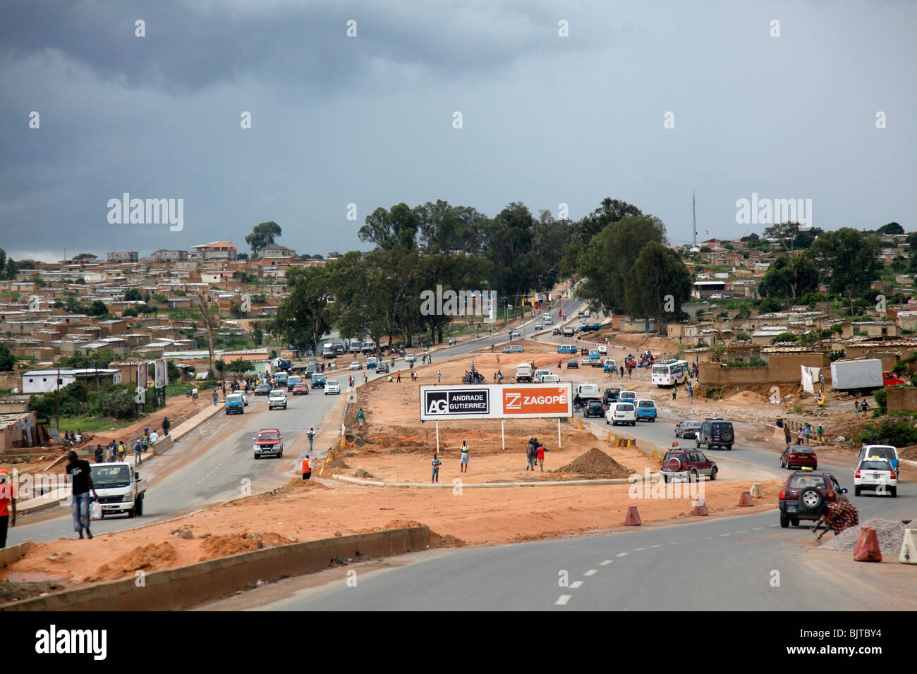 La strada principale di entrare e di lasciare Lubango, Provincia di Huila, Angola, Africa Foto Stock