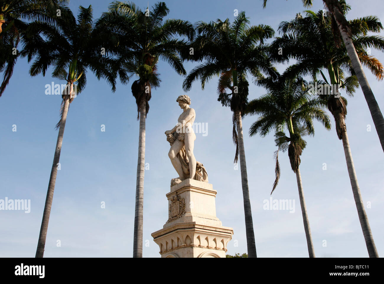 Una statua si trova nel mezzo di una delle tante piazze attorno alla città di Benguela, Angola. L'Africa. © Zute Lightfoot Foto Stock