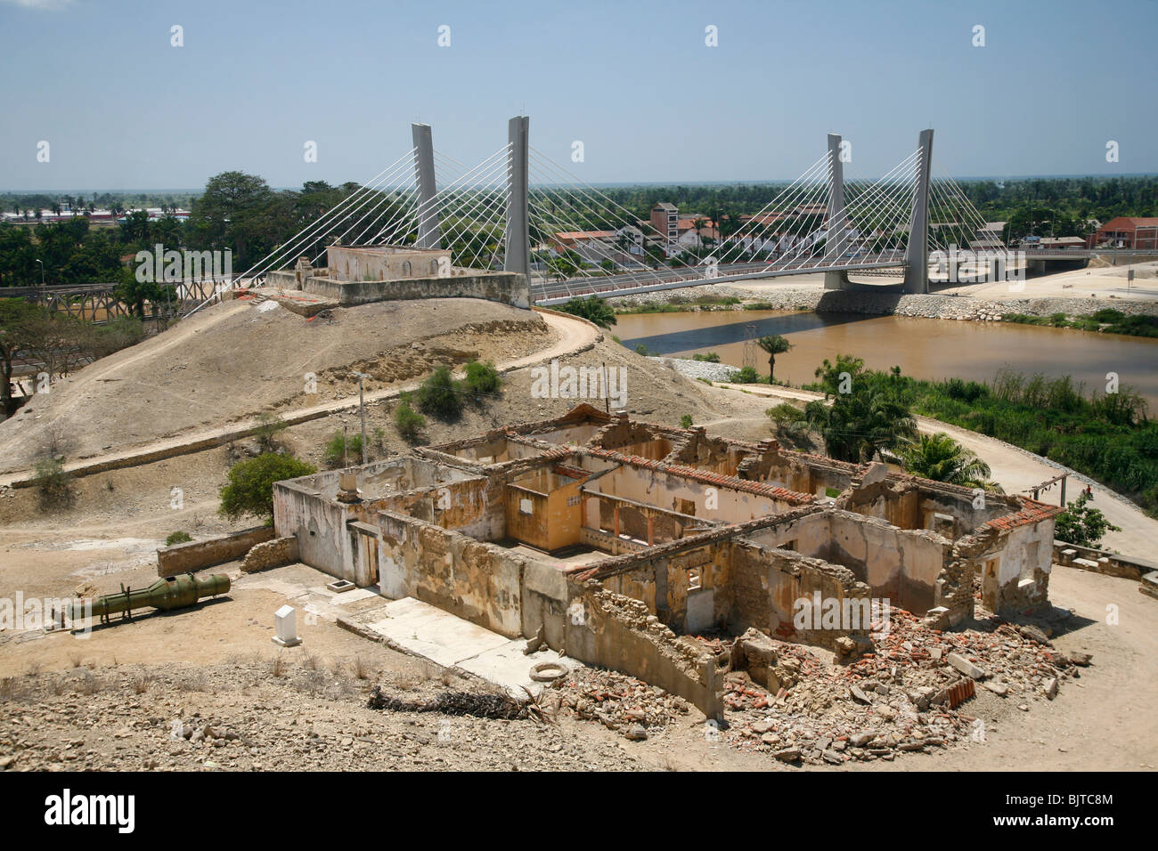 I resti del Reduto Sao Pedro fort con il ponte di recente costruzione di collegamento con il porto di Lobito Benguela. Benguela, Angola. Africa Foto Stock