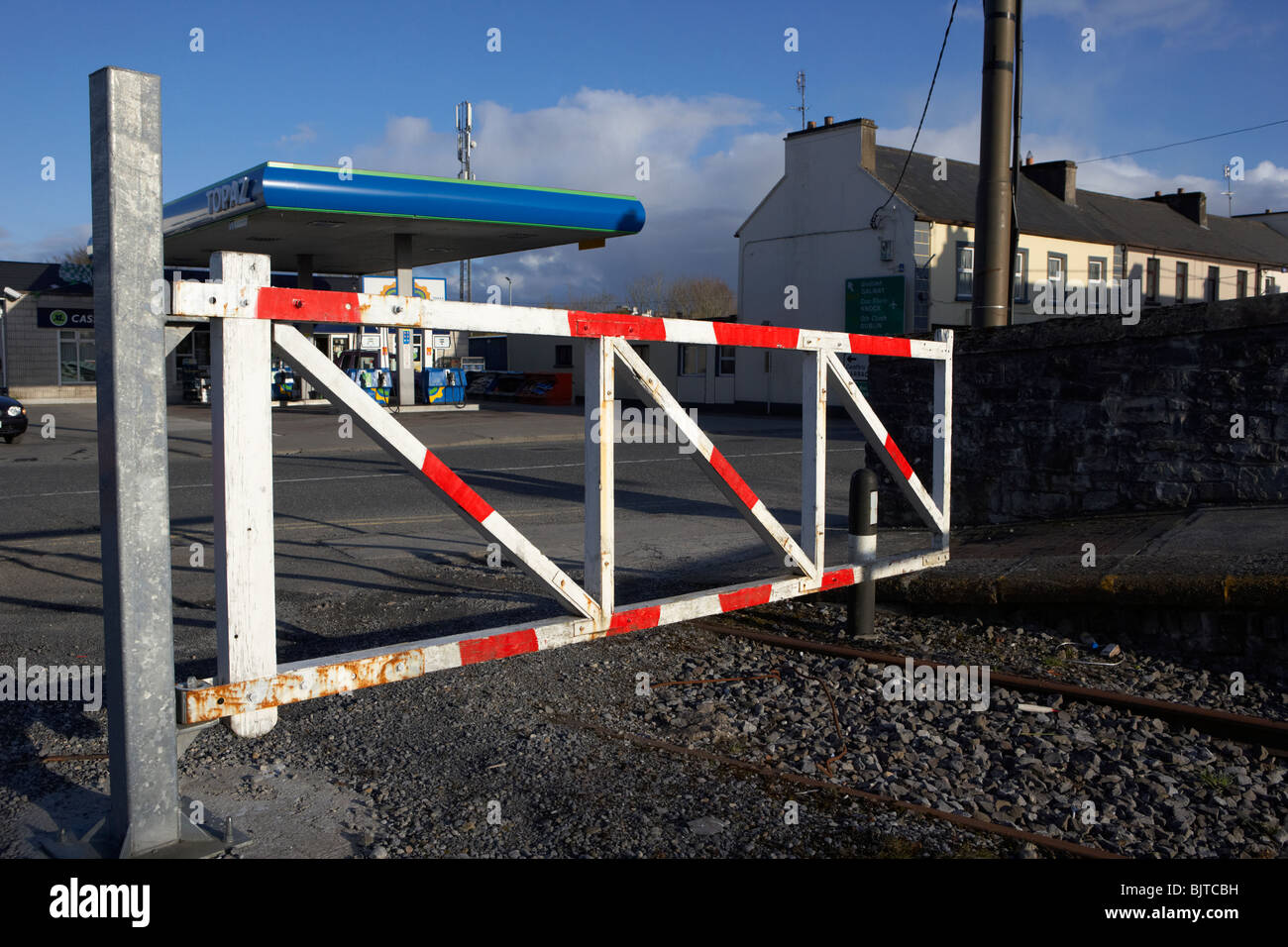 Vecchia ferrovia saracinesca di arresto con il nuovo montante metallico su vecchi dismessi Charlestown stazione ferroviaria County Mayo Repubblica di Irlanda Foto Stock