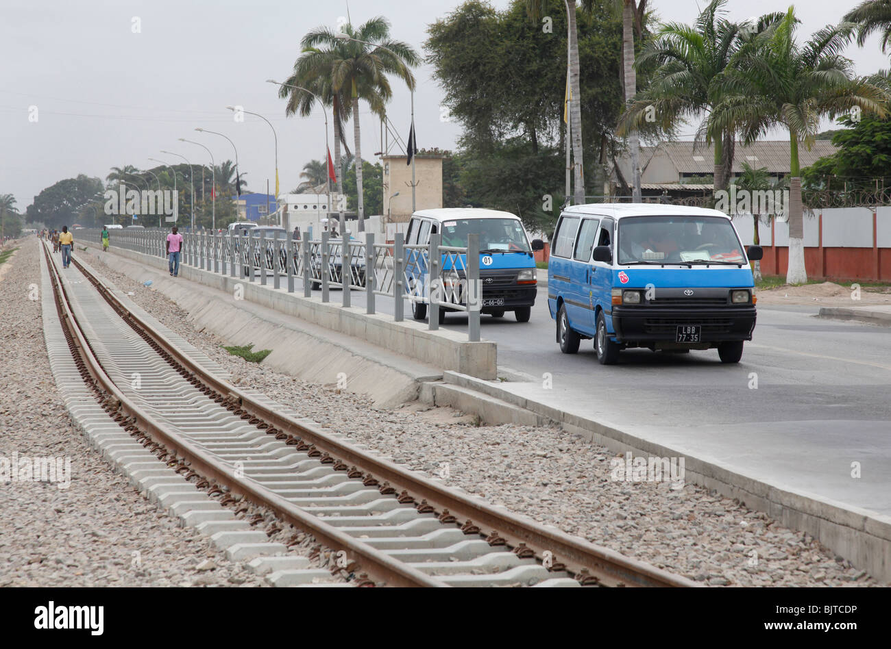 Traffico e attraversamento pedonale oltre il nuovo ricostruita ferrovia di Benguela. Benguela, Angola, Africa. Foto Stock