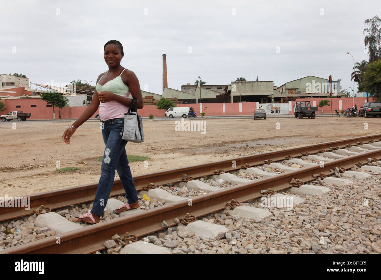 Una donna cammina a lavorare lungo la recentemente ricostruita ferrovia di Benguela. Benguela, Angola, Africa. Foto Stock