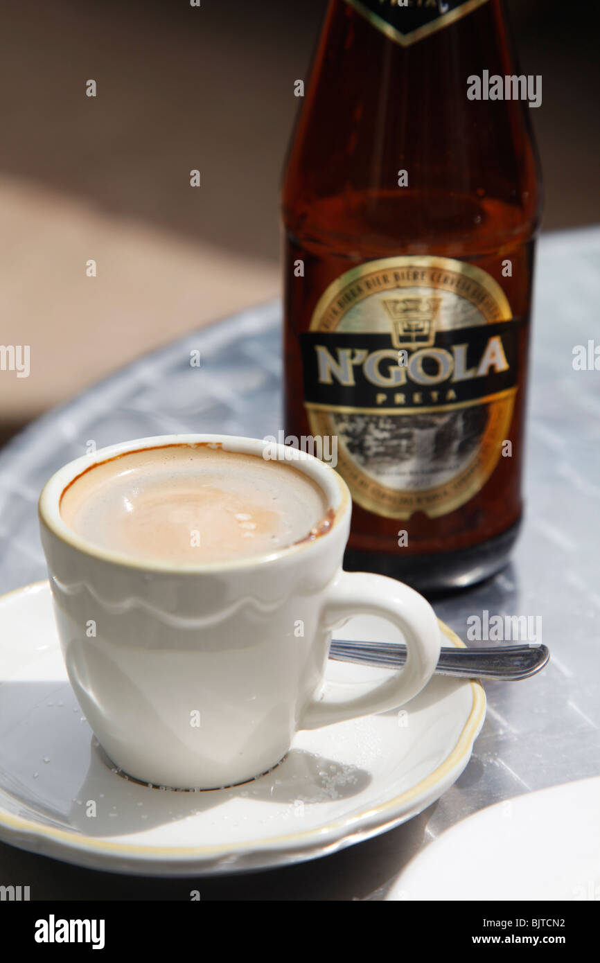 Ngola birra e un expresso su un tavolo in un caffè di Lubango. Lubango, Provincia di Huila, Angola. Foto Stock