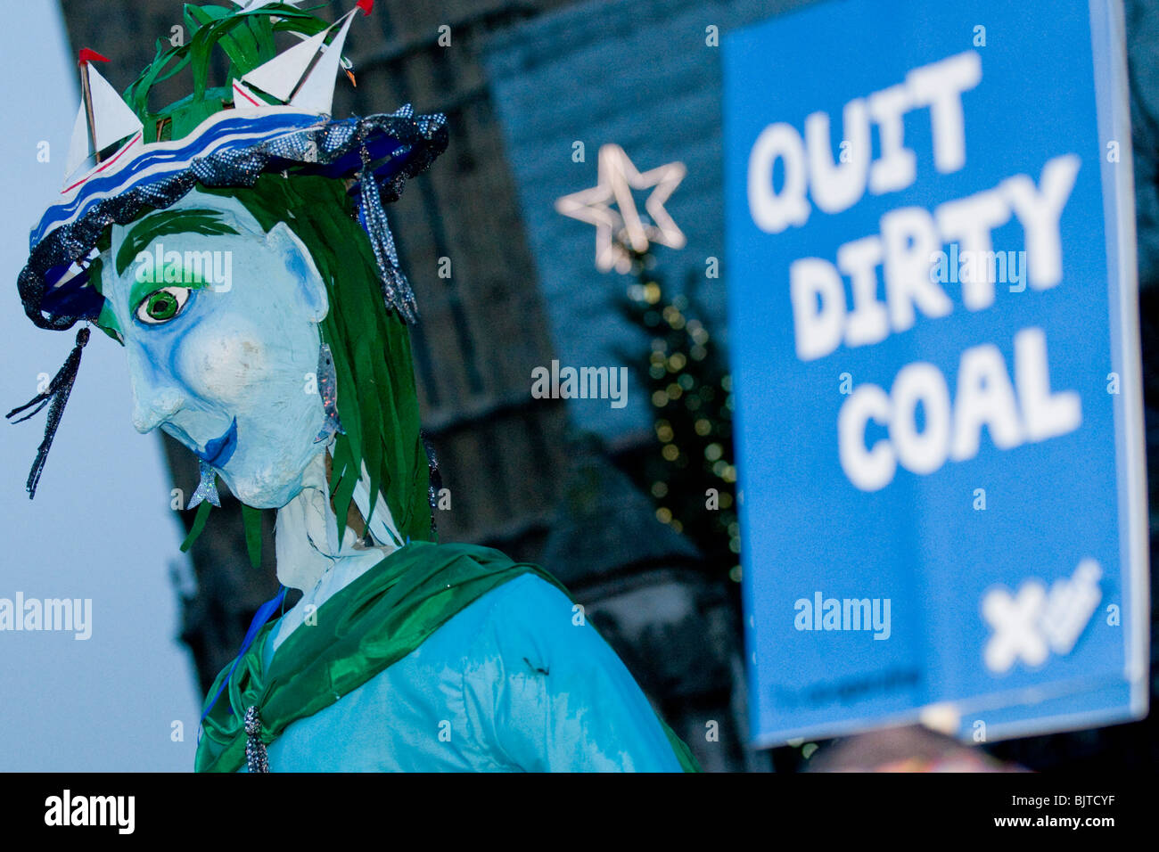 L'onda un corteo di protesta contro il cambiamento climatico circonda la casa del Parlamento, a Londra il 5 dicembre 2009. Foto Stock