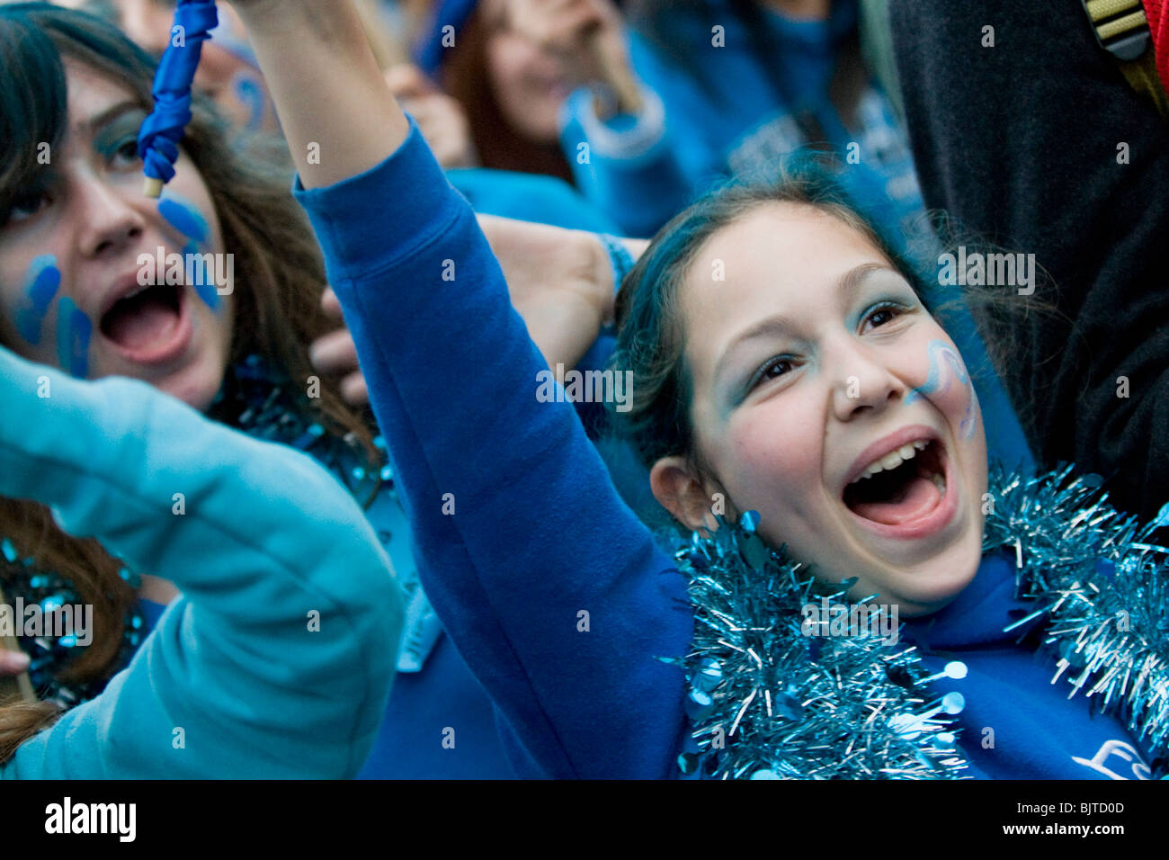 L'onda un corteo di protesta contro il cambiamento climatico circonda la casa del Parlamento, a Londra il 5 dicembre 2009. Foto Stock