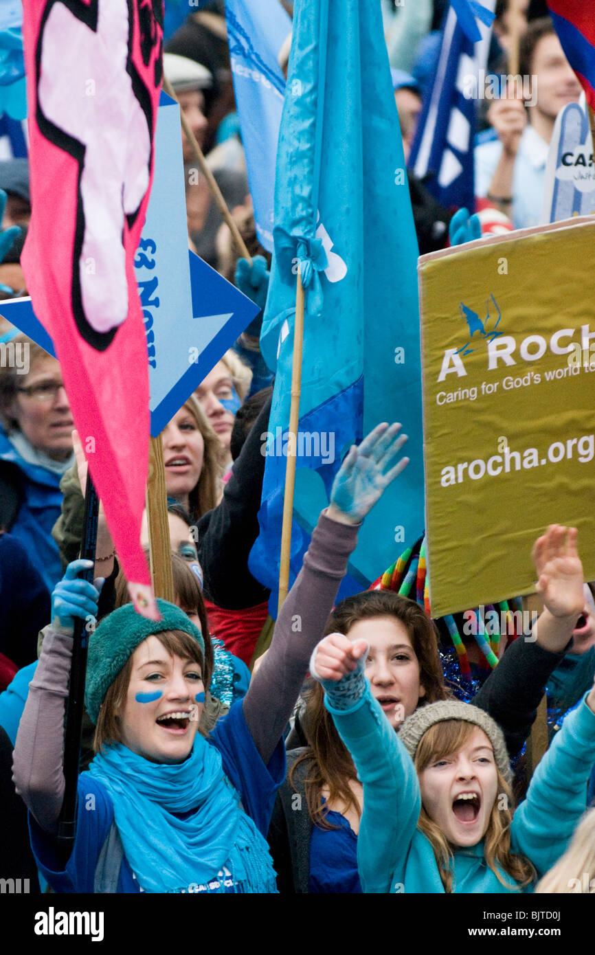 L'onda un corteo di protesta contro il cambiamento climatico circonda la casa del Parlamento, a Londra il 5 dicembre 2009. Foto Stock