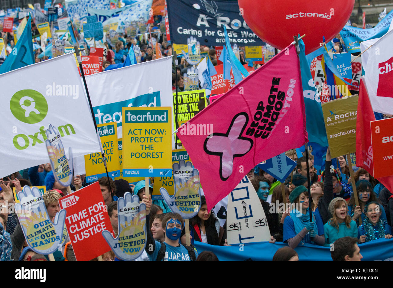 L'onda un corteo di protesta contro il cambiamento climatico circonda la casa del Parlamento, a Londra il 5 dicembre 2009. Foto Stock