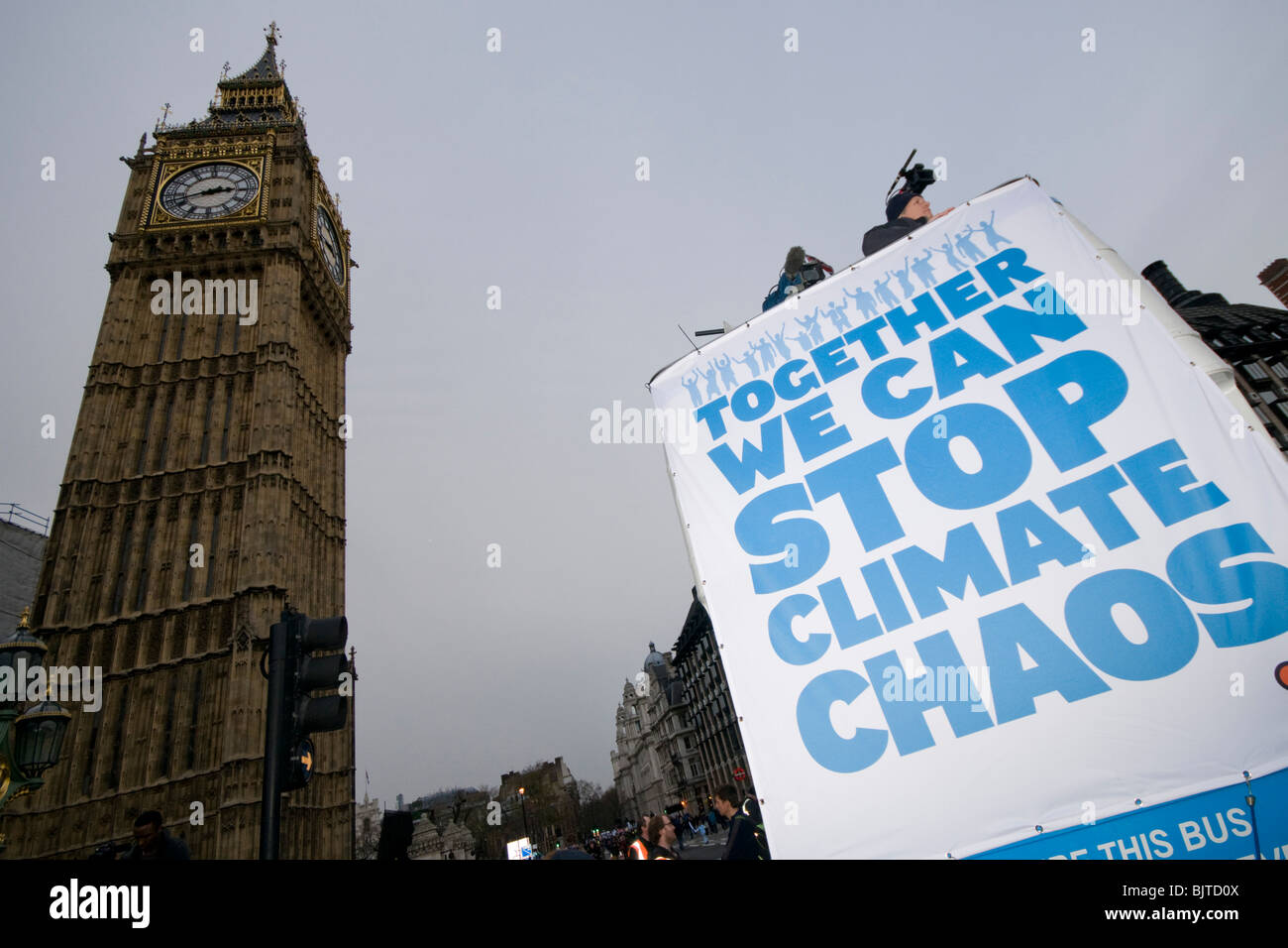 L'onda un corteo di protesta contro il cambiamento climatico circonda la casa del Parlamento, a Londra il 5 dicembre 2009. Foto Stock
