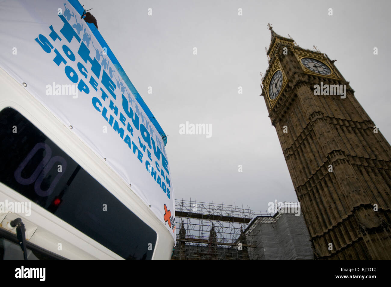 L'onda un corteo di protesta contro il cambiamento climatico circonda la casa del Parlamento, a Londra il 5 dicembre 2009. Foto Stock