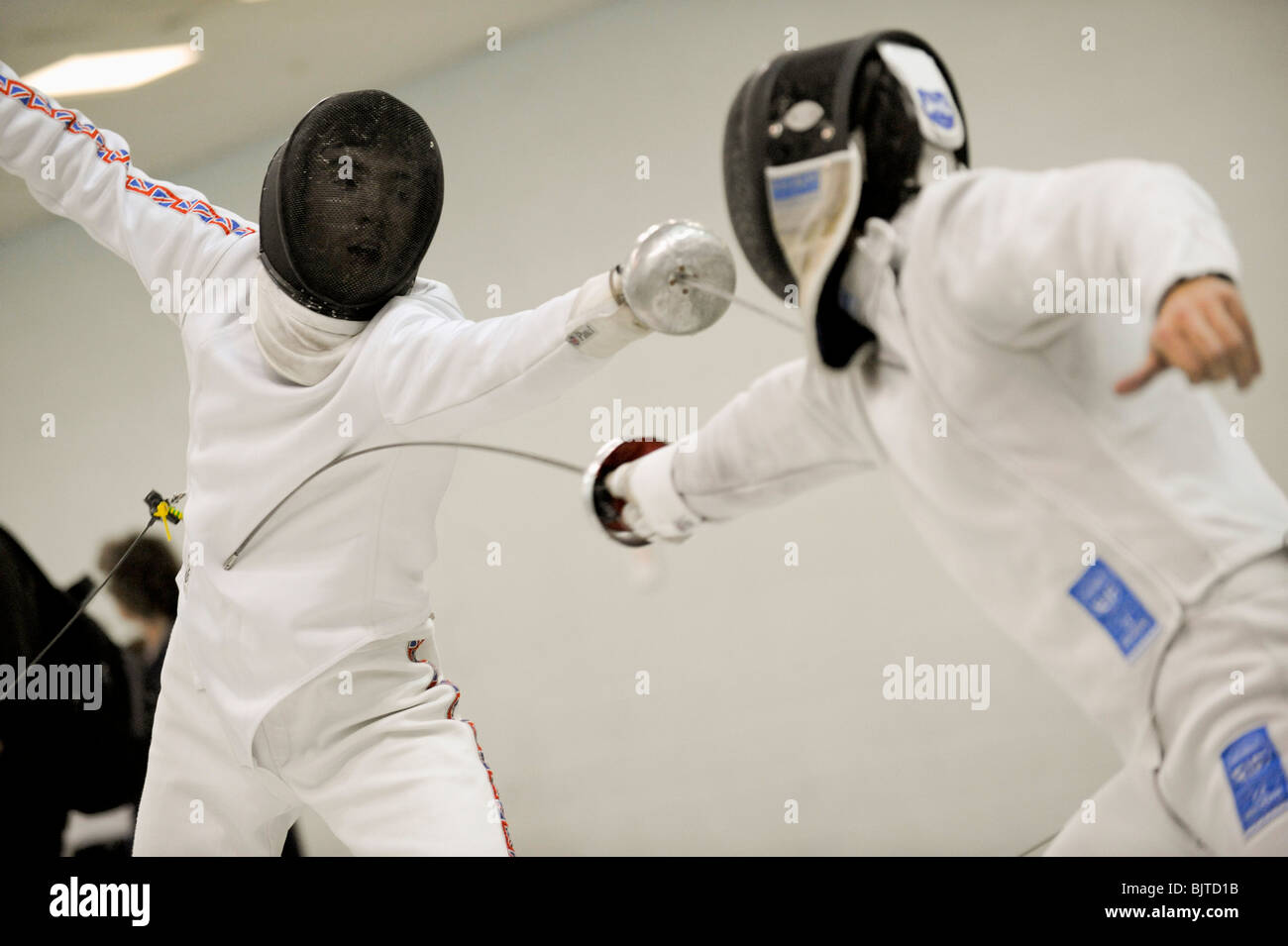 Gli aspiranti membri del Regno Unito team scherma prendere parte ad una competizione di scherma, Morden, 28 novembre 2009. Foto Stock