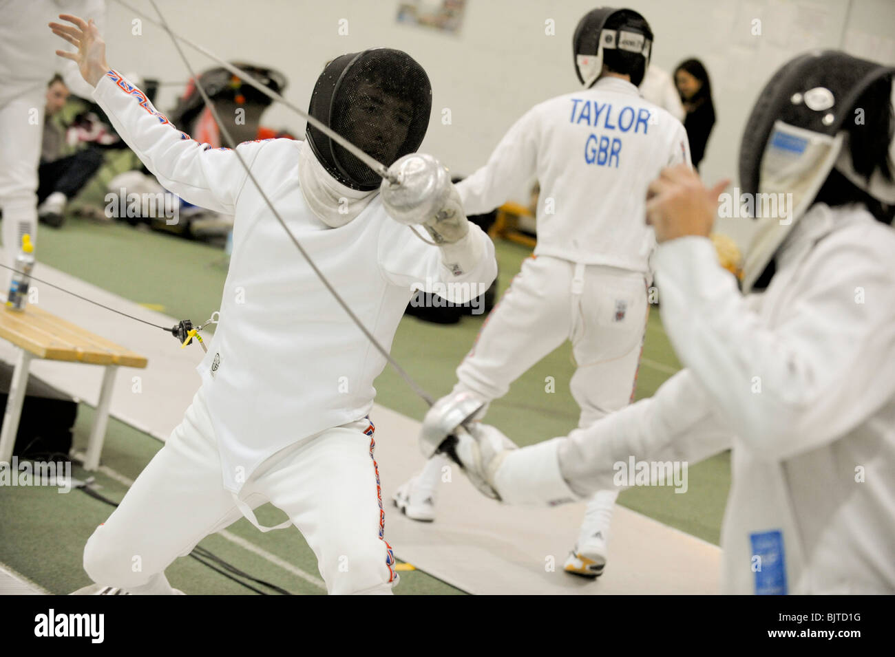 Gli aspiranti membri del Regno Unito team scherma prendere parte ad una competizione di scherma, Morden, 28 novembre 2009. Foto Stock