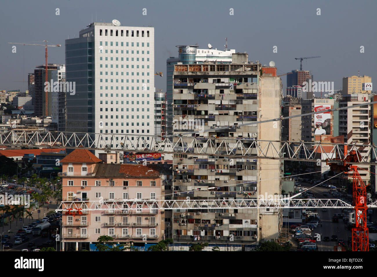 Vecchi e nuovi edifici compongono l'Angola della città capitale, Luanda. Foto Stock