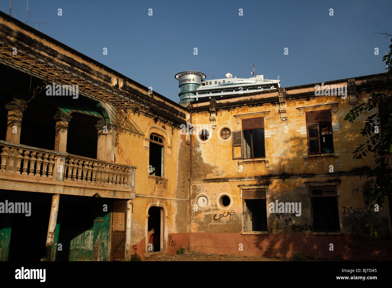 Il moderno edificio della compagnia petrolifera Sonangol coetanei oltre le contrastanti edificio coloniale della città di Luanda, capitale dell Angola Foto Stock