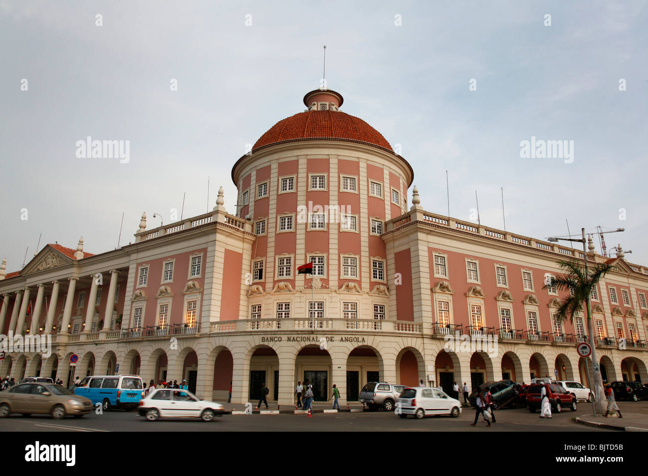 La Banca nazionale. ( Banco de Nacional de Angola.) marginale, Luanda, Angola. L'Africa. Foto Stock