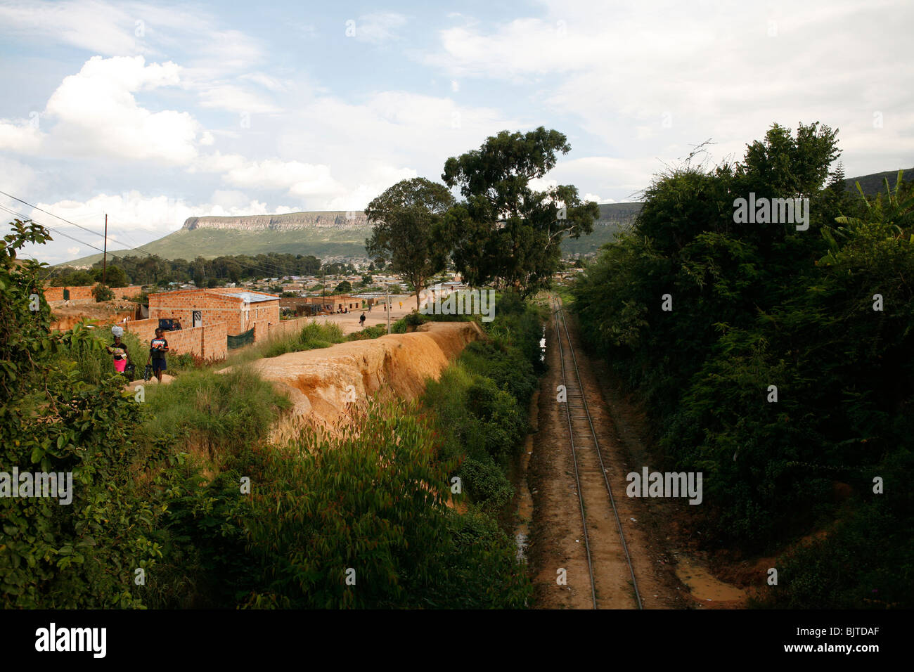 Un binario ferroviario corre attraverso la città di Lubango. Lubango, Provincia di Huila, Angola, Africa. Foto Stock