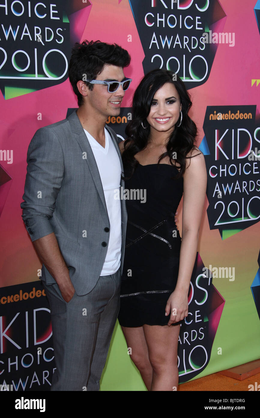 JOE JONAS DEMI LOVATO NICKELODEON KIDS CHOICE AWARDS 2010 LOS ANGELES CA USA 27 Marzo 2010 Foto Stock
