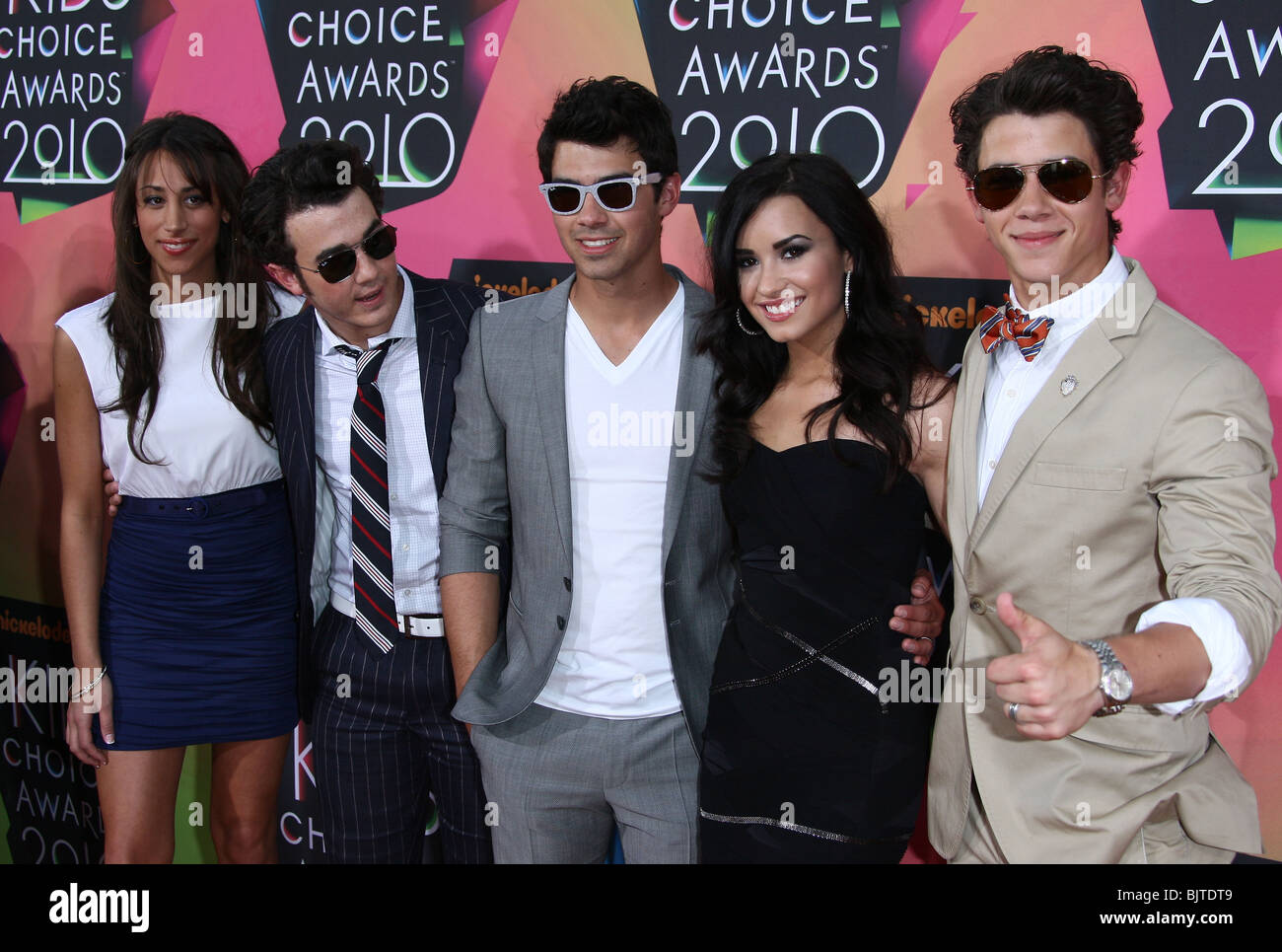 DANIELLE JONAS Kevin Jonas Joe Jonas Demi Lovato Nick Jonas NICKELODEON KIDS CHOICE AWARDS 2010 LOS ANGELES CA USA 27 Marc Foto Stock
