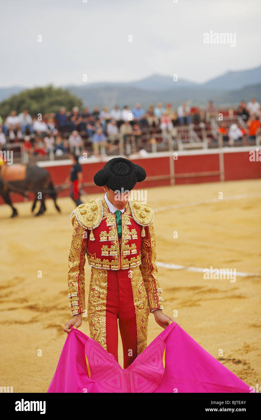 Matador preparando per la corrida, la Corrida in Alpedrete, Spagna Foto Stock