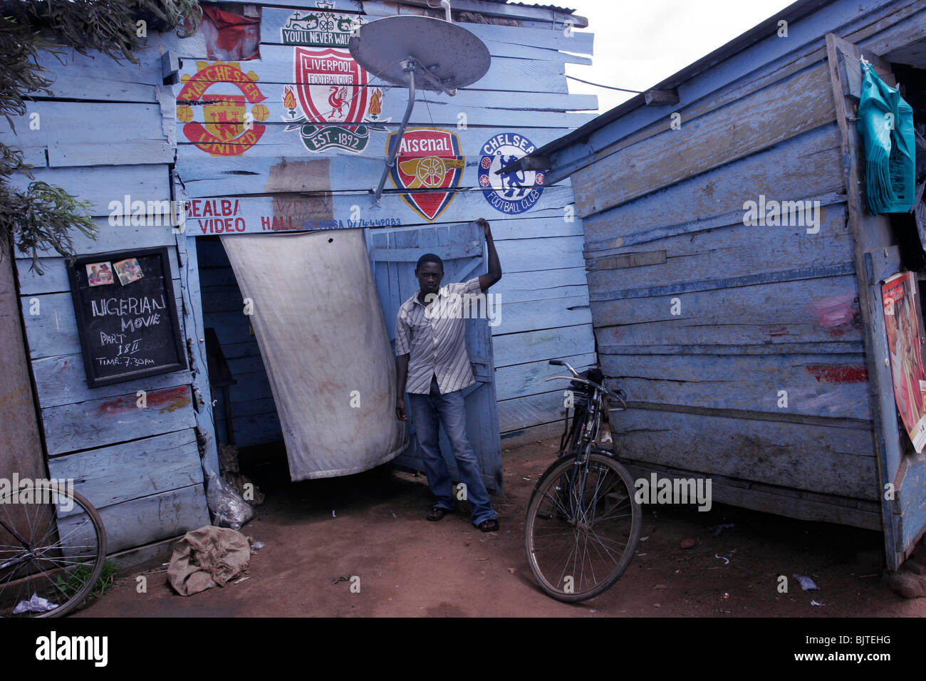 Capanna che mostra la Premier League inglese per le partite di calcio. Nanuijano Pier. Il lago Victoria. Uganda. Africa Foto Stock