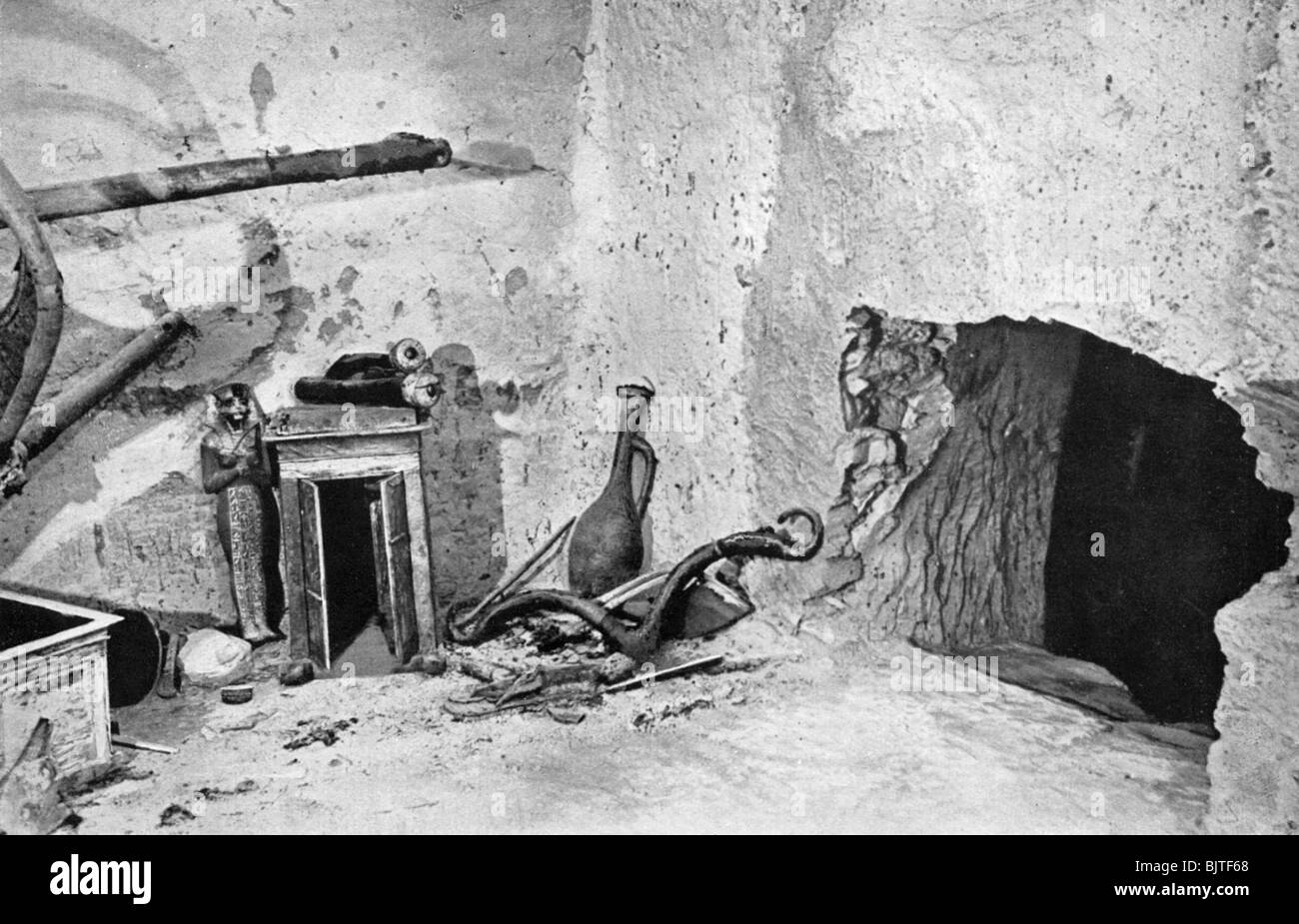 Foro praticato dai ladri per ottenere l'ammissione di Tutankhamon la tomba, Egitto, 1933-1934. Artista: sconosciuto Foto Stock