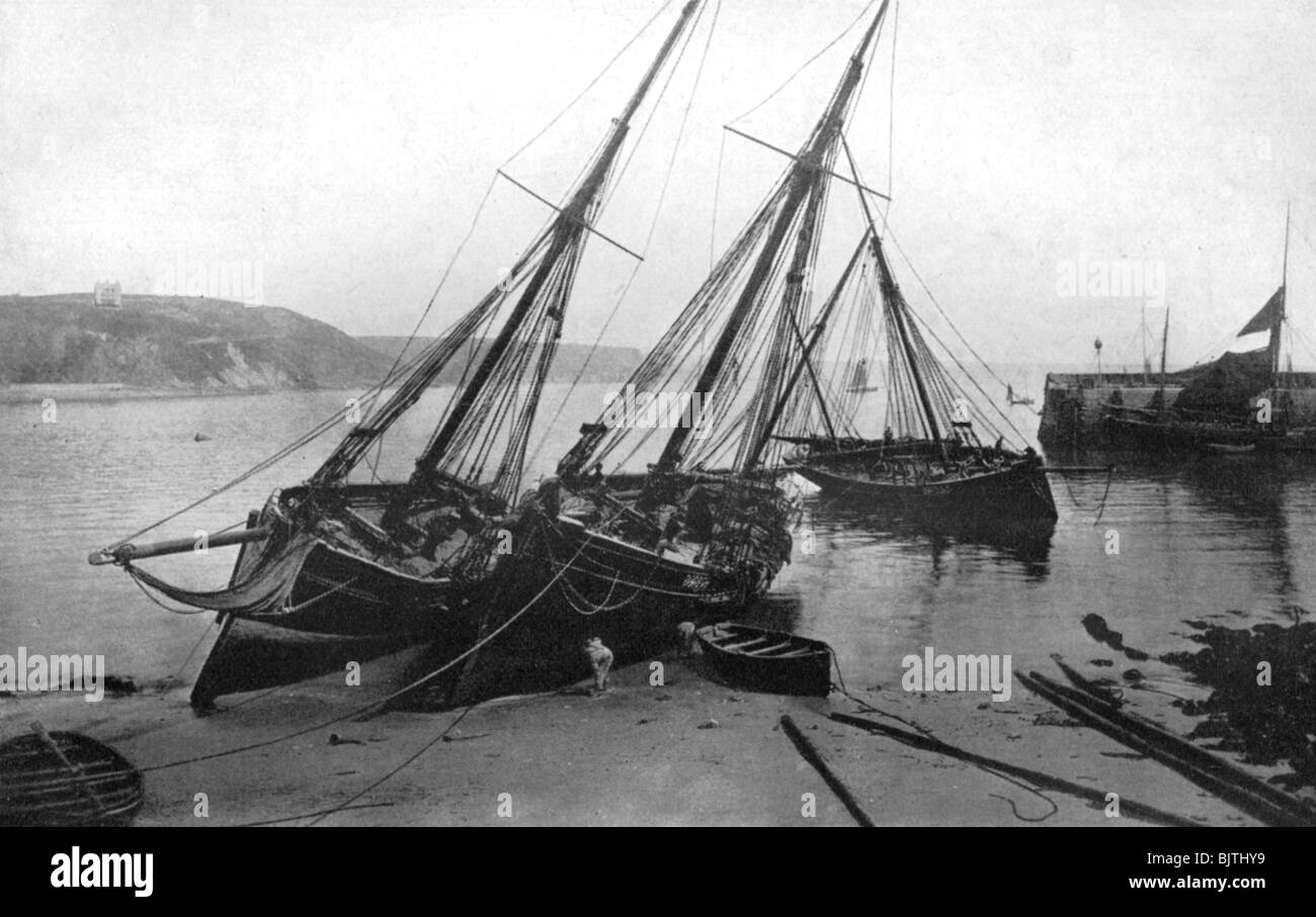 Barche nel porto di Tenby, Pembrokeshire, Galles 1924-1926.Artista: Francis Frith & Co Foto Stock