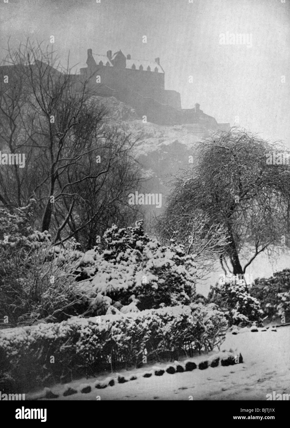 Il Castello di Edimburgo nella neve, dai giardini di Princes Street, Scozia, 1924-1926.Artista: W Reid Foto Stock