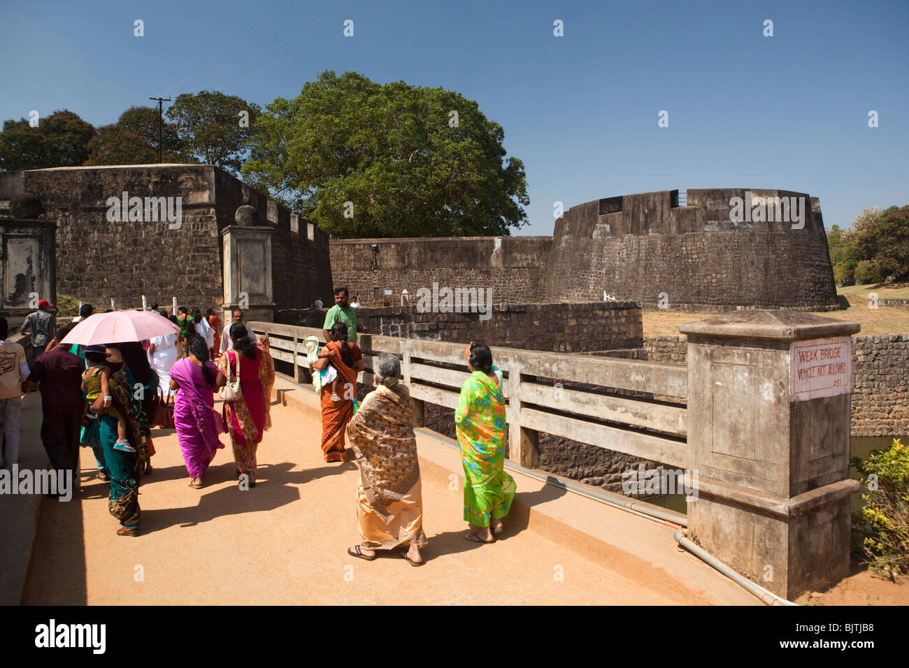 India Kerala, Palakkad, visitatori indiano entrando in tipu Sultan's Fort, a bult da Haider Ali nel 1766 Foto Stock