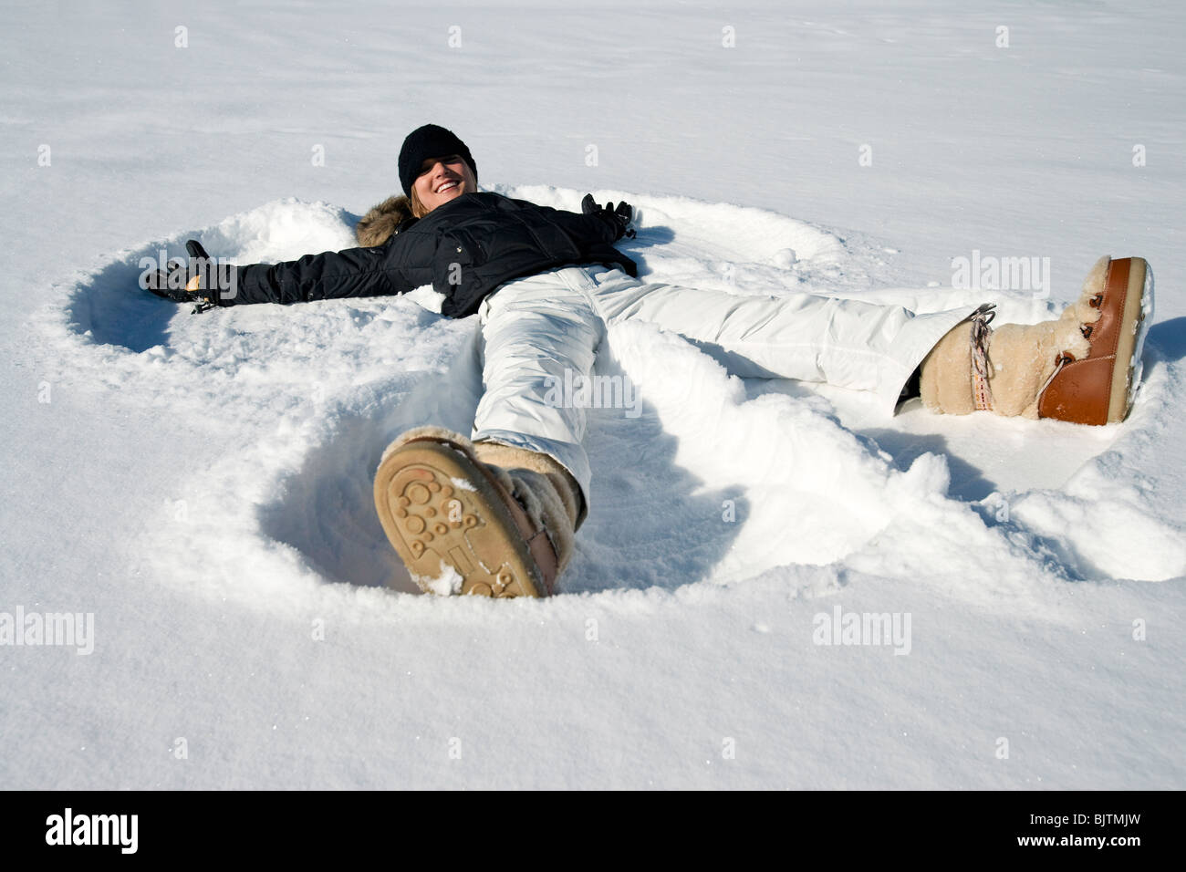 Donna fare angelo di neve Foto Stock