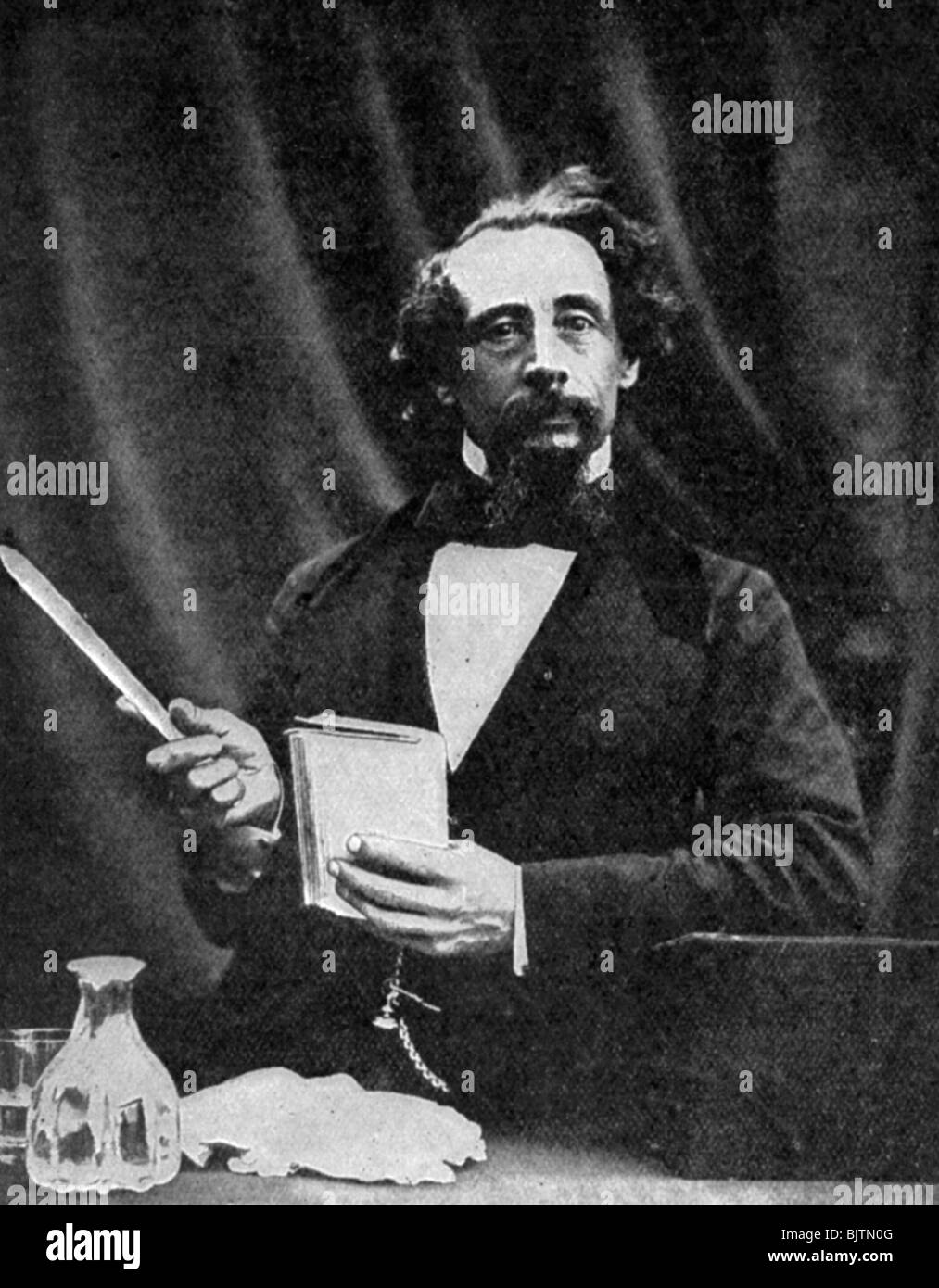 Charles Dickens dando una lettura, 1859 (1912). Artista: Herbert Watkins Foto Stock