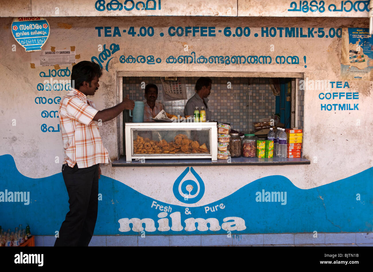 India Kerala, Palakkad, samosas, cotolette, Vadai e soft drinks sul display in banchina Milma snack in stallo Foto Stock