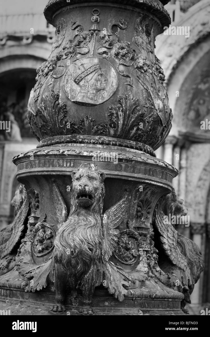Venezia, Italia. la base in bronzo di uno dei poli di bandiera in Piazza San Marco Foto Stock