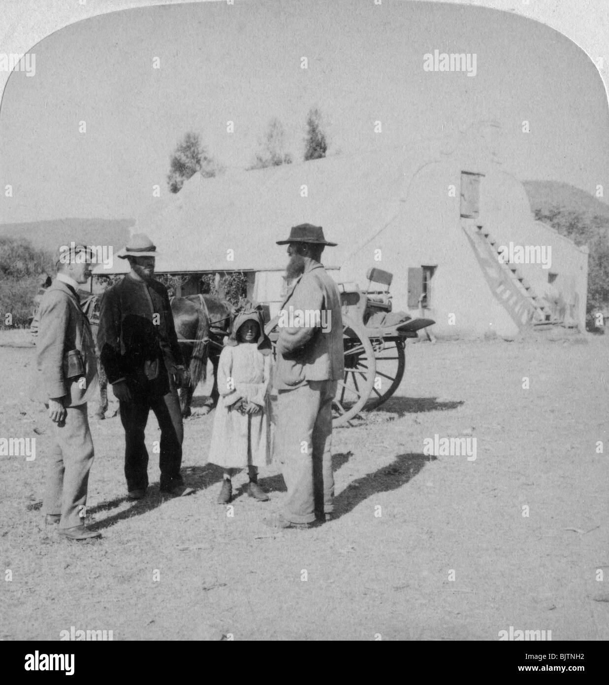 Un Intervewing Boer agricoltore nella sua casa vicino a Brandfort, Sud Africa, guerra boera, 1901.Artista: Underwood & Underwood Foto Stock