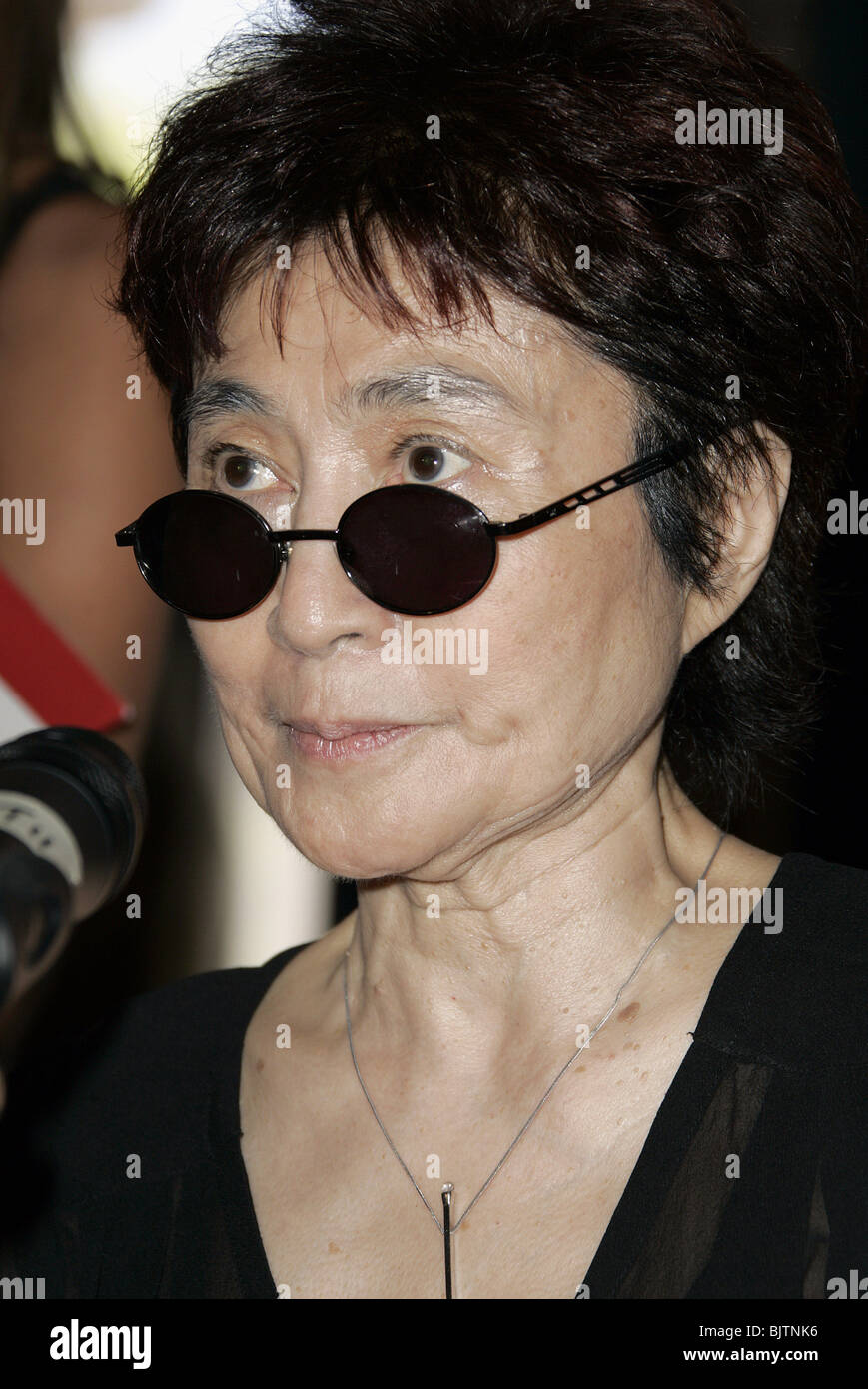 YOKO ONO YOKO ONO CONFERENZA STAMPA ONO 61ST FESTIVAL DEL CINEMA DI VENEZIA LIDO VENEZIA ITALIA 09 Settembre 2004 Foto Stock